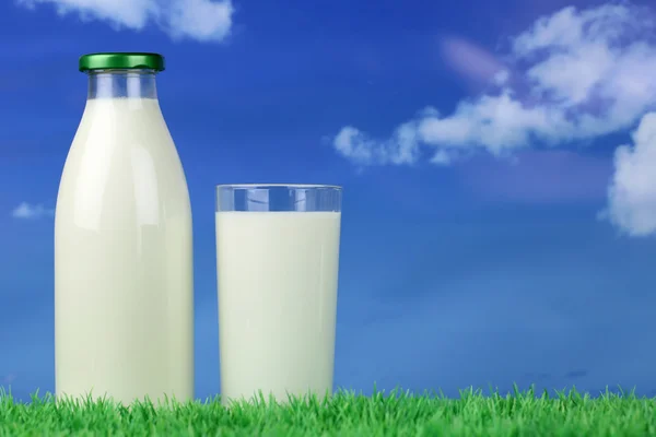 Leche fresca en una botella y en un vaso —  Fotos de Stock