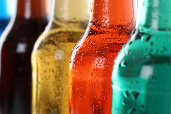 kola şişe soda içer