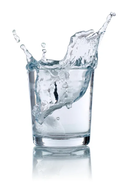 Kostki lodu, przelewanie do szklanki z wodą — Zdjęcie stockowe