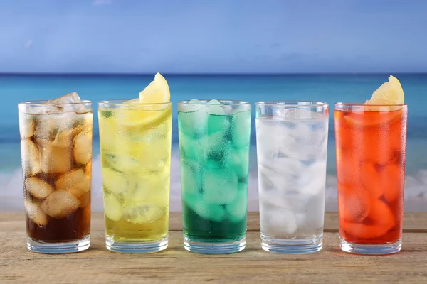 在海滩上的可乐和柠檬水苏打饮料 — 图库照片