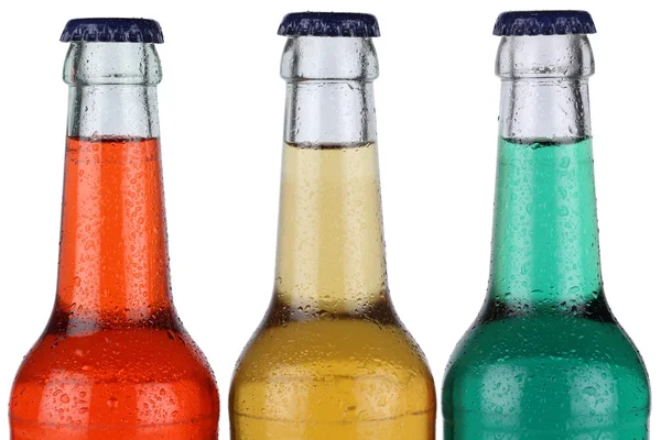 Kolorowe sody napojów w butelkach na białym tle — Zdjęcie stockowe