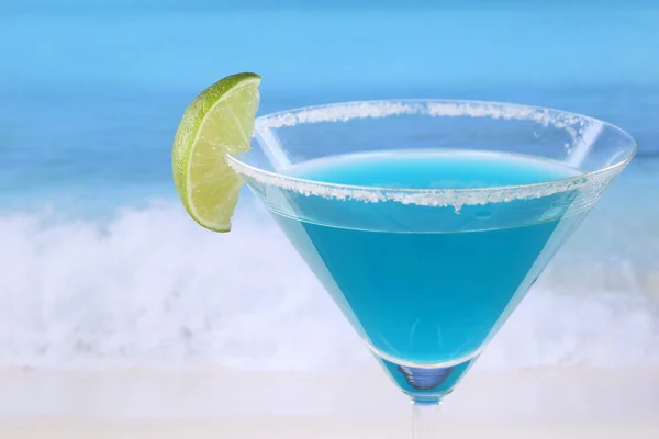 Cocktail bleu Curaçao sur la plage avec copyspace — Photo