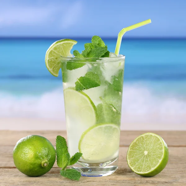 Mojito eller Caipirinha cocktail drink på stranden - Stock-foto