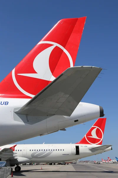 Staarten van Turkse luchtvaartmaatschappijen vliegtuigen in istanbul ataturk luchthaven — Stockfoto