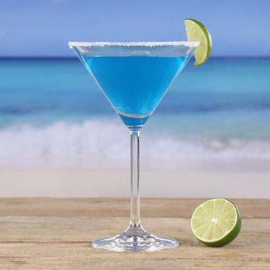 sahilde kokteyl içki Blue curacao