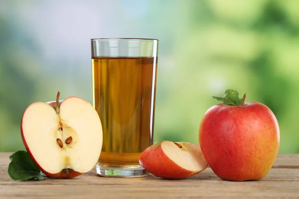 Яблочный сок и красные яблоки летом — стоковое фото