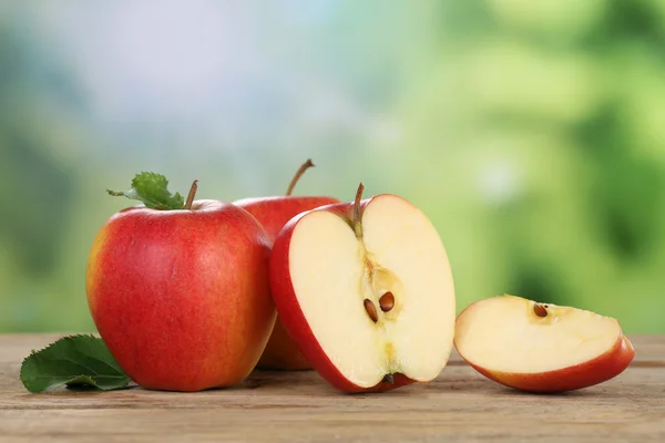 Rode appels in de zomer met copyspace — Stockfoto