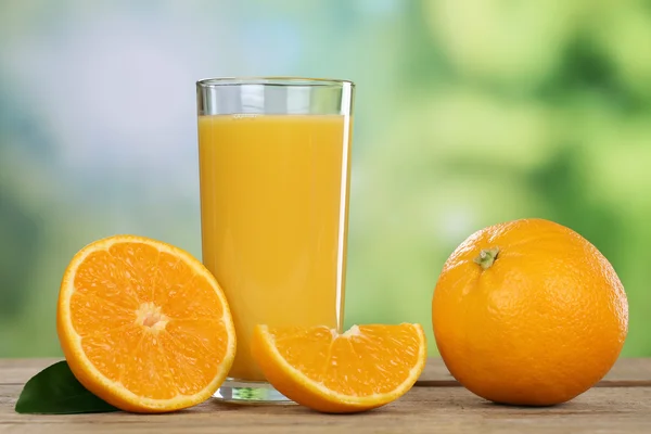 Jugo de naranja y naranjas frescas en verano —  Fotos de Stock