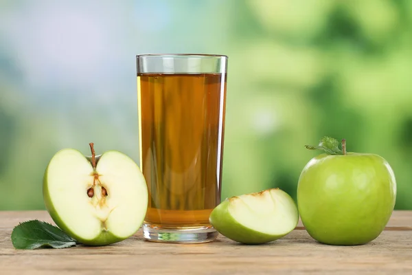 Succo di mela e mele verdi in estate — Foto Stock