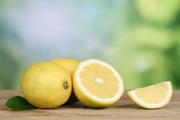Лимоны летом с копирайтом — стоковое фото