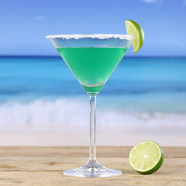 Green Martini cocktail drink on the beach — Stock Photo, Image