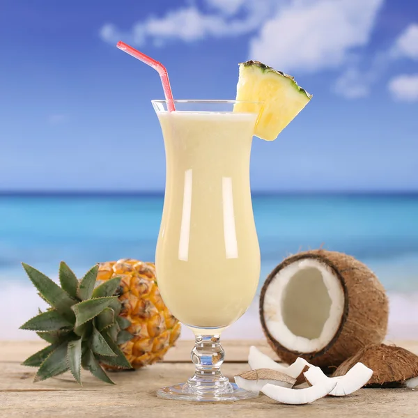 Pina colada cocktail drinken op het strand — Stockfoto