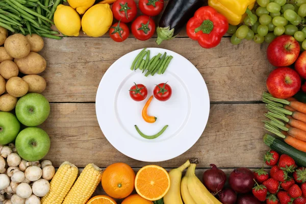 Comer sano cara sonriente de verduras en el plato — Foto de Stock