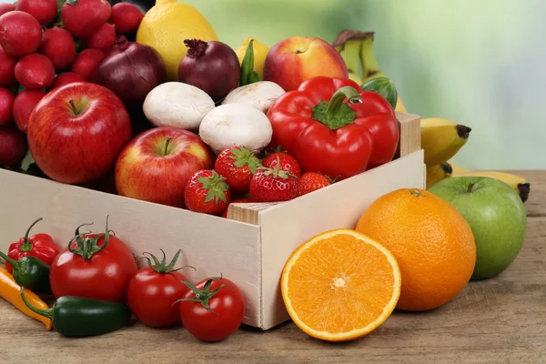 Alimentação saudável de frutas e legumes em caixa — Fotografia de Stock