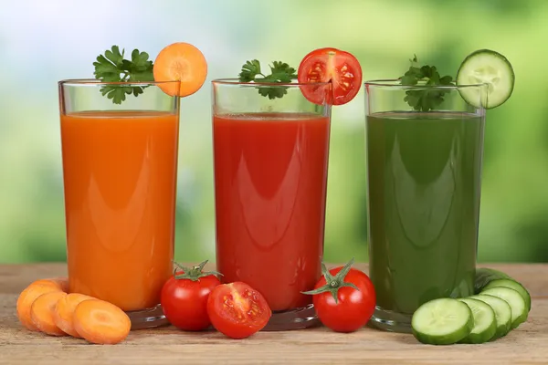 Warzyw sok z marchewki, pomidory i ogórek — Zdjęcie stockowe