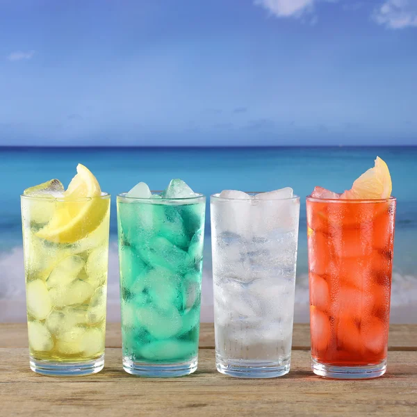 Refrigerante de limonada bebidas na praia e no mar — Fotografia de Stock