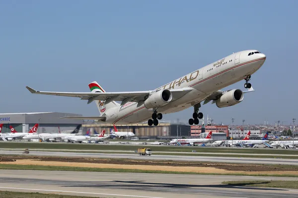 Etihad Airbus A330-300 Aeroporto de Istambul — Fotografia de Stock