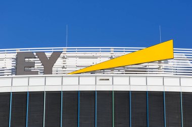 Stuttgart, Almanya - 19 Aralık 2020 Ernst & Young EY logo genel merkezi Almanya 'daki Stuttgart havaalanı.