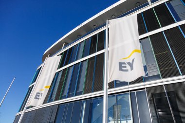 Stuttgart, Almanya - 19 Aralık 2020 Ernst & Young EY genel merkezi Skyloop binası Almanya 'daki Stuttgart havaalanı.