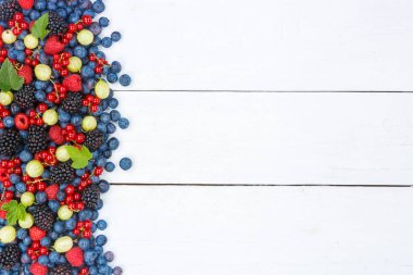 Böğürtlen meyveli çilek çileği, çilek, çilek, böğürtlen, fotokopi alanı, ahşap tahta tahtada.