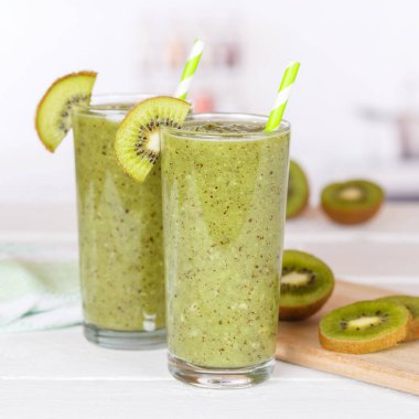 Yeşil meyve suyu kivi, cam meydanda sağlıklı bir şekilde içilir.