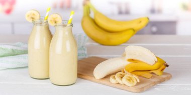 Muzlu meyve suyu. Şişe içinde taze içecek. Sağlıklı bir panorama.