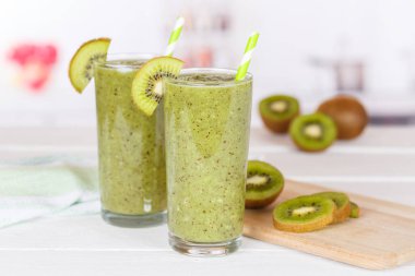 Yeşil meyve suyu kivi bardakta sağlıklı bir şekilde içilir.