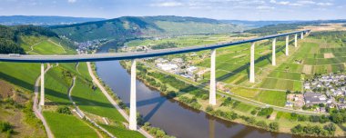 Zeltingen Almanya yolundaki Moselle Nehri üzerindeki köprü.
