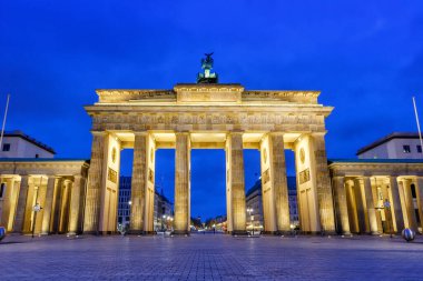Berlin Brandenburger Tor Gate, Almanya 'da gece mavi saat alacakaranlıkta
