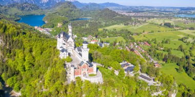 Schloss Neuschwanstein şatosu hava manzarası mimarisi Alpler manzarası Bavyera Almanya yukarıdan panoramik manzara seyahat