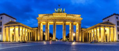 Berlin Brandenburger Tor Gate Almanya 'da gece mavi saat panoramik manzara alacakaranlık