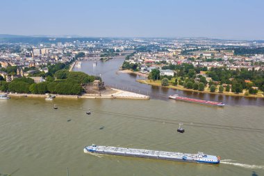 Almanya 'da gemi ve teleferikli Koblenz Deutsches Eck Alman Rhine Mosel nehri.