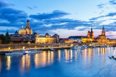 Dresden Frauenkirche Kilisesi 'nin ufuk çizgisi Elbe' nin Almanya 'daki eski kasaba manzarası alacakaranlıkta.