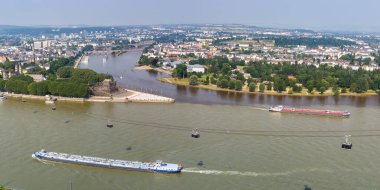Koblenz Deutsches Almanya 'da tekne ve teleferikli Alman Rhine Mosel nehri manzarası