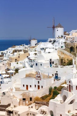 Yunanistan 'daki Santorini adası tatilleri Oia kentini gezerek Santorin portresi formatında yel değirmenleriyle Akdeniz' i geziyor