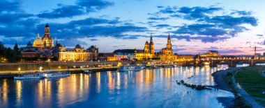 Dresden Frauenkirche Kilisesi 'nin ufuk çizgisi Elbe' nin Almanya 'daki eski kasaba manzarası alacakaranlıkta.