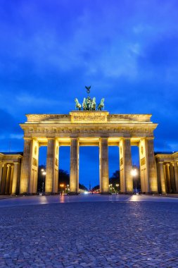 Berlin Brandenburger Tor Gate, Almanya 'da gece mavi saat Copyspace fotokopi alanı alacakaranlık biçimi