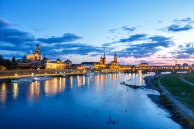 Dresden Frauenkirche Kilisesi gökyüzü Elbe 'nin Almanya' daki eski kasaba panoraması.