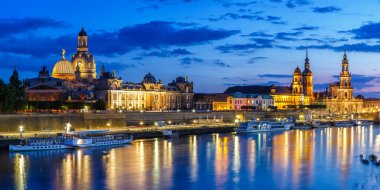 Dresden Frauenkirche Kilisesi 'nin ufuk çizgisi Elbe' nin Almanya 'daki eski kasaba manzarası alacakaranlıkta.