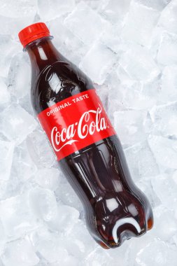 Stuttgart, Almanya - 31 Ağustos 2021 Coca Cola Coca-Cola plastik şişe limonata ile Stuttgart, Almanya 'da buz küpleri portresi formatında.