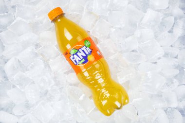 Stuttgart, Almanya - 31 Ağustos 2021 Fanta portakallı limonata alkolsüz içeceği Stuttgart, Almanya 'da buz küplerinde plastik bir şişede.