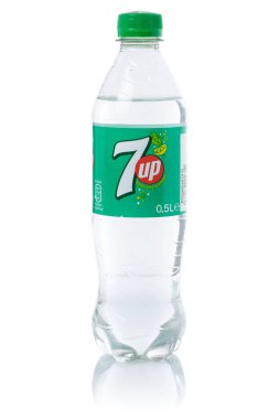 Stuttgart, Almanya - 27 Ağustos 2021 Limonata meşrubat şişesi Almanya 'nın Stuttgart kentindeki beyaz arka planda izole edilmiş.