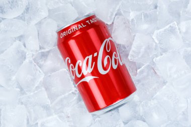 Stuttgart, Almanya - 31 Ağustos 2021 Coca Cola-Cola, Stuttgart, Almanya 'da buzlu içecek konservesinde limonata..