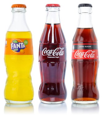 Stuttgart, Almanya - 24 Ağustos 2021 Coca Cola-Cola Fanta ürünleri limonata içecekleri Stuttgart, Almanya 'da beyaz bir zemin üzerinde izole edilmiş şişelerde.