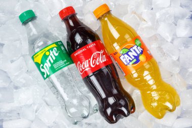 Stuttgart, Almanya - 31 Ağustos 2021 Coca-Cola Coca-Cola Fanta Sprite limonata içecekleri Stuttgart, Almanya 'da buz küplerinde plastik şişelerde.