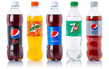 Stuttgart, Almanya - 24 Ağustos 2021 Pepsi Cola 7 limonata alkolsüz içecekler Stuttgart, Almanya 'da beyaz bir arka planda izole plastik şişelerde.