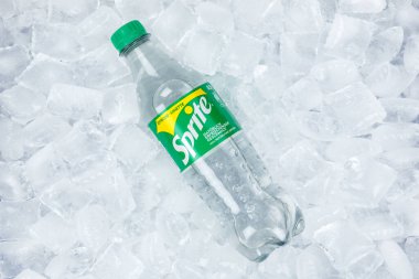 Stuttgart, Almanya - 31 Ağustos 2021 Sprite limonatalı meşrubat Stuttgart, Almanya 'da buz küplerinde plastik bir şişede.