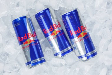 Stuttgart, Almanya - 31 Ağustos 2021 Red Bull Enerji, Stuttgart, Almanya 'da buz küplerinde limonata içti..