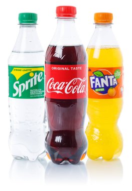 Stuttgart, Almanya - 29 Ağustos 2021 Coca-Cola Coca-Cola Fanta Sprite limonata içecekleri Almanya 'nın Stuttgart şehrinde beyaz bir arka planda izole edilmiş plastik şişelerde.