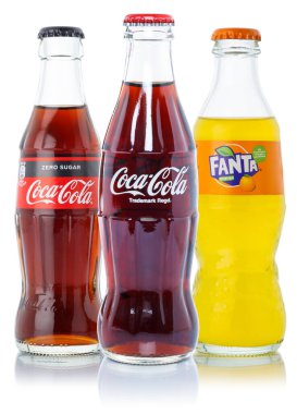Stuttgart, Almanya - 24 Ağustos 2021 Coca Cola-Cola Fanta ürünleri limonata soda içecekler Stuttgart, Almanya 'da beyaz bir arka planda izole edilmiş şişelerde.